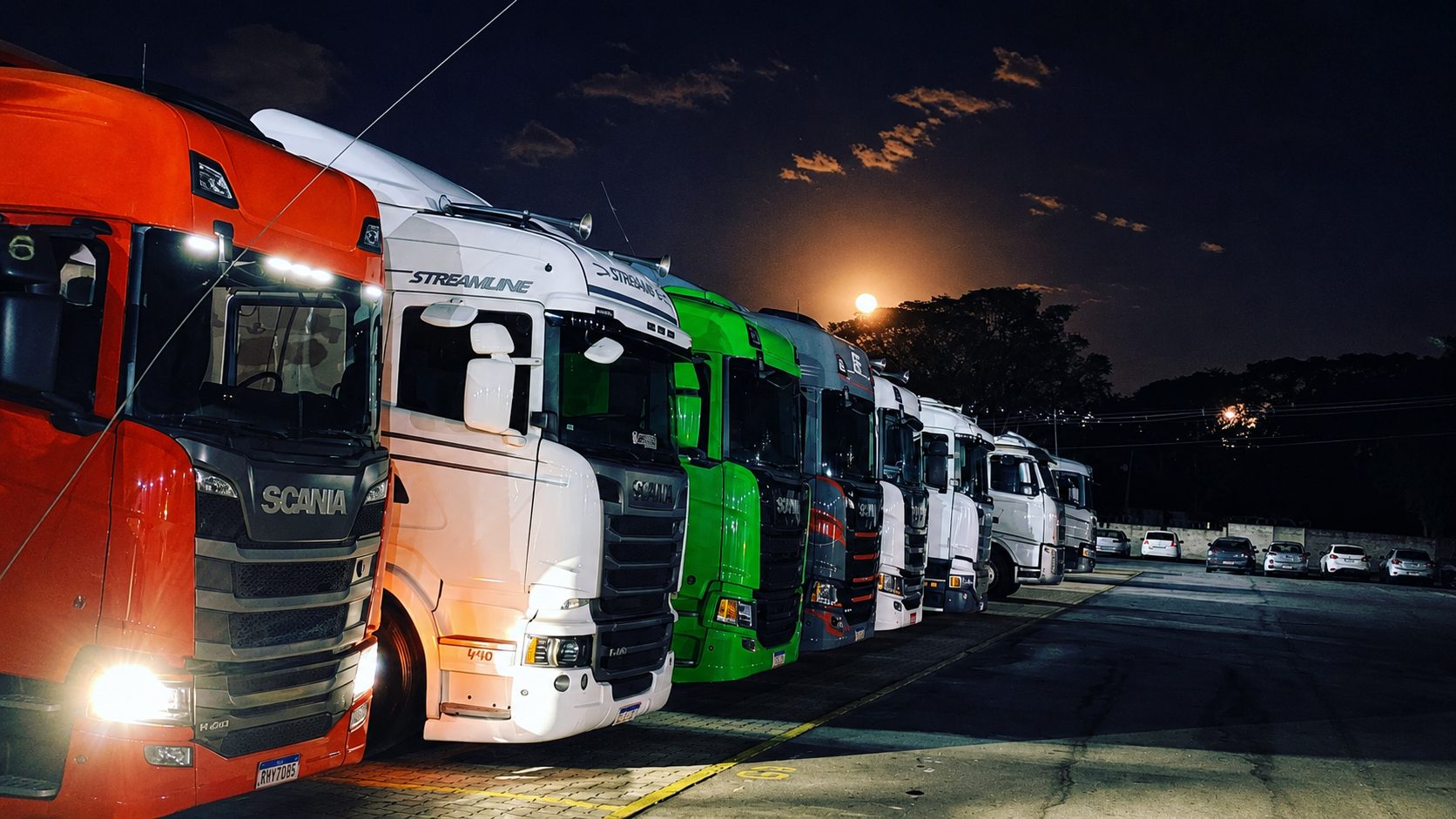 Frota de caminhões Hamister Transportes alinhada
